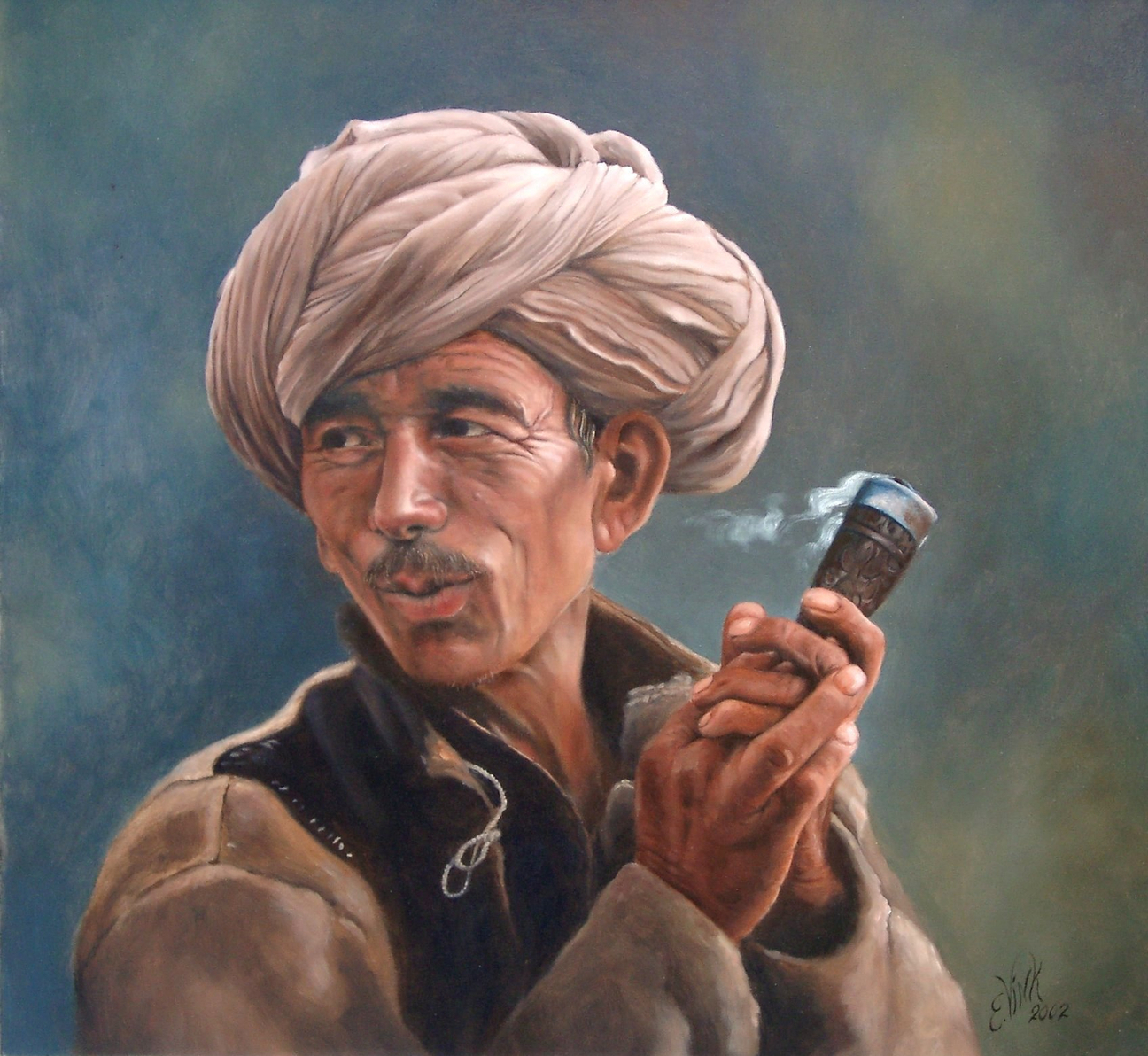 Portret van een man, een Nomade. Hij heeft duidelijk veel plezier in het roken van zijn pijp. Gemaakt door portretschilder Els Vink.