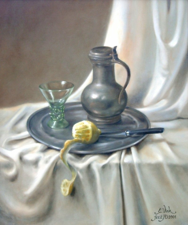 Stilleven met een antieke tinnen kan en bord. Daarop tevens een wijnglas en een geschilde citroen. Gemaakt door Els Vink.