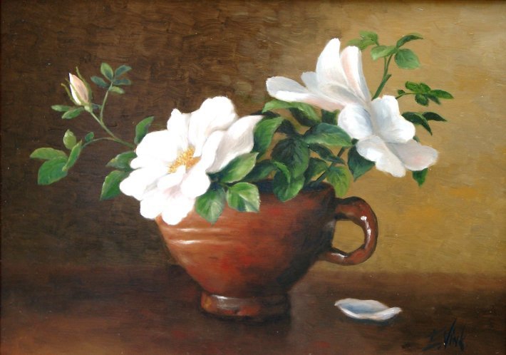 Klein schilderijtje met witte roosjes in een antieke voet-stoof. Gemaakt door Els Vink.