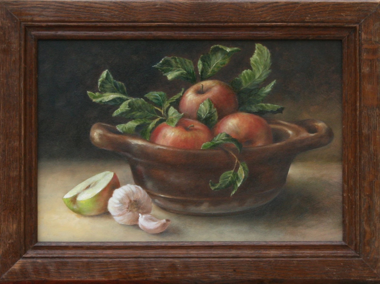Stilleven met appels in een franse schaal, er naast ligt knoflook.  Geschilderd door Els Vink.